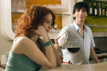 Junge Frau in einer Bar mit einem Glas Wein - CLF00188