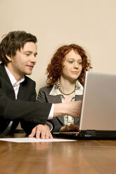 Mann und Frau arbeiten im Büro mit Laptop - CLF00159