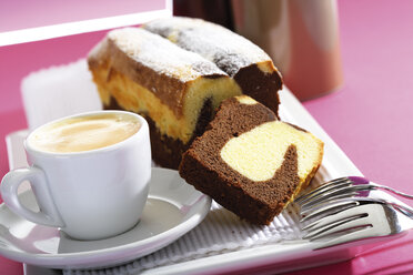 Geschnittener Kuchen und eine Tasse Kaffee - 03969CS-U