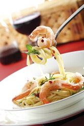 Spaghetti with prawns on plate - 04086CS-U