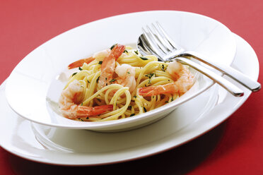 Spaghetti with prawns on plate - 04082CS-U