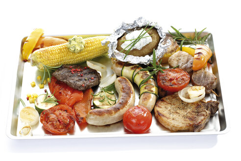 Gegrilltes Fleisch, Wurst und Gemüse auf einem Tablett - 09714CS-U