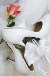 Bridal shoes with rose and ribbon, close-up - 00051LR-U