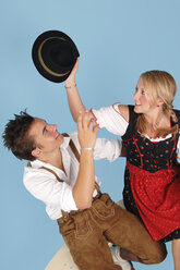 Junges Paar in bayerischer Tracht, Ansicht von oben - 00032LR-U