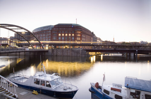 Germany, Hamburg, Boats moored at canal embankment, Binnenhafen - 00024MS-U