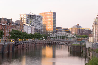 Germany, Hamburg, channel between Speicherstadt and old town - 00016MS-U