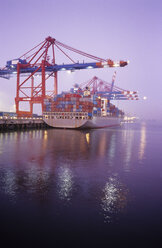 Germany, Hamburg, Container ship in Waltershofer Harbour at Quay Predoehl - 00015MS-U