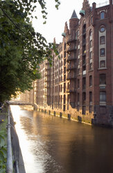 Deutschland, Hamburg, Speicherstadt, Kanal am Gebäude - 00014MS-U