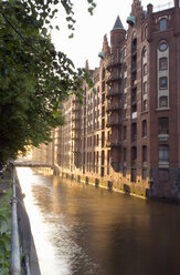 Germany, Hamburg, Speicherstadt, canal by building - 00014MS-U