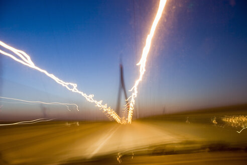 Blick aus dem Autofenster, Nacht (Langzeitbelichtung) - 00013MS-U