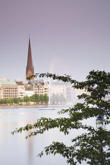 Deutschland, Hamburg, Binnenalster mit Springbrunnen - 00006MS-U