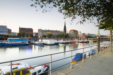 Deutschland, Hamburg, Blick auf die Altstadt und die St. Nicolai Kirche - 00004MS-U
