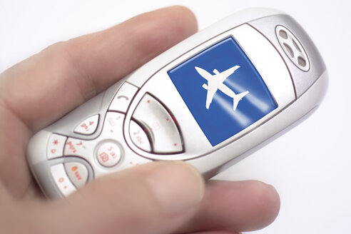 Mobiltelefon mit Flugzeug auf dem Display, Symbol für mobile Flugbuchung - 04155CS-U