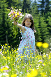 Mädchen mit Blumenstrauß auf einer Sommerwiese - WESTF01410