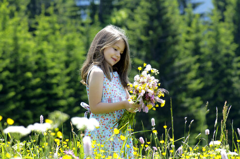 Mädchen mit Blumenstrauß auf einer Sommerwiese - WESTF01408