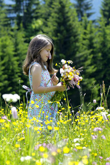 Mädchen mit Blumenstrauß auf einer Sommerwiese - WESTF01407