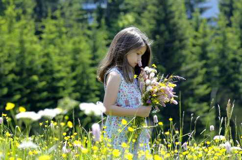 Mädchen mit Blumenstrauß auf einer Sommerwiese - WESTF01406