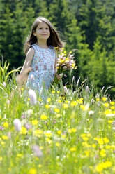 Mädchen mit Blumenstrauß auf einer Sommerwiese - WESTF01403