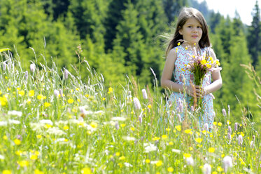 Mädchen mit Blumenstrauß auf einer Sommerwiese - WESTF01400