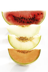 Verschiedene Melonen in Scheiben geschnitten, Ansicht von oben - 04440CS-U