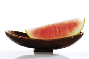 In Scheiben geschnittene Wassermelone in einer Schüssel, Nahaufnahme - 04431CS-U
