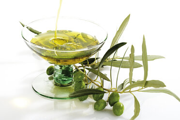 Fresh green olives and olive oil in glass bowl - 04388CS-U