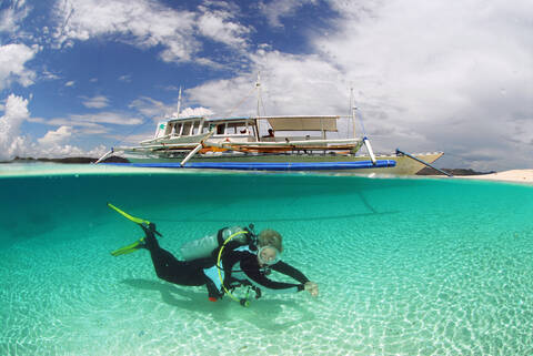 Philippinen, Dalmakya Island, Frau Taucher im Meer, Unterwasseransicht, lizenzfreies Stockfoto
