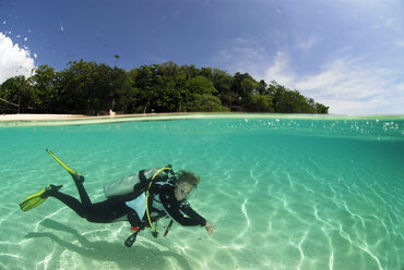 Philippinen, Dalmakya Island, Frau Taucher im Meer, Unterwasseransicht - GNF00789