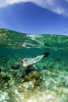 Philippinen, Dalmakya Island, Frau beim Schnorcheln im Meer, Unterwasserblick - GNF00785