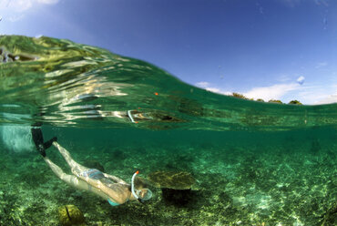 Philippinen, Dalmakya Island, Frau beim Schnorcheln im Meer, Unterwasserblick - GNF00784