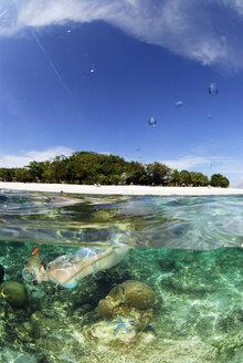 Philippinen, Dalmakya Island, Frau beim Schnorcheln im Meer, Unterwasserblick - GNF00783