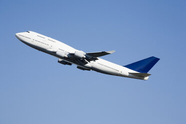 Flugzeug fliegt gegen blauen Himmel, niedriger Blickwinkel - RDF00120