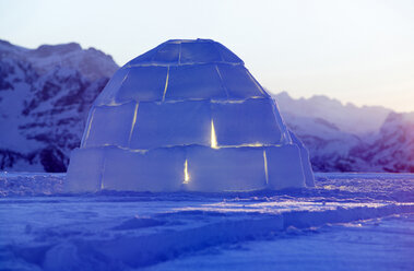 Schweiz, Toggenburg, traditionelles Iglu in den Bergen - KM00165