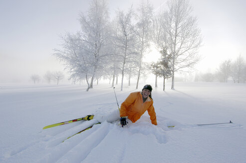 Frau beim Skifahren, Sturz - HHF00505