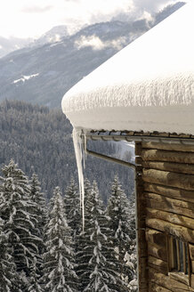 Österreich, Salzburger Land, Hütte in den Bergen - HHF00468