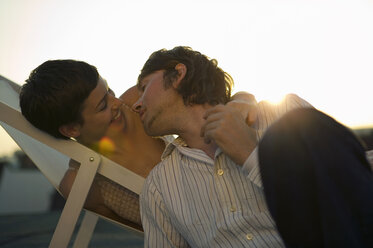Junges Paar küssend - WEST01505