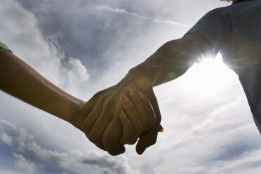 Couple holding hands, close-up - CLF00238