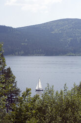 Deutschland, Schwarzwald, Boot auf dem Schluchsee - UKF00059