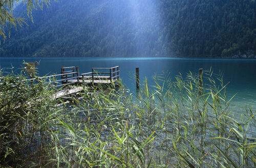 Austria, Carinthia, Weissensee, pier at lake - HSF00968