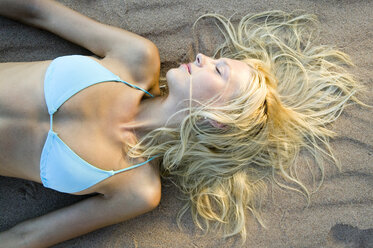 Junge Frau am Strand liegend, Augen geschlossen, Nahaufnahme - WESTF01836