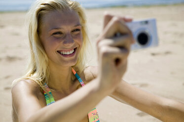 Young woman taking picture - WESTF01814