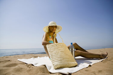 Junge Frau am Strand, mit Sonnenhut - WESTF01810