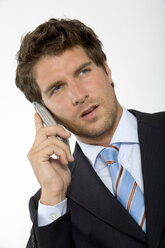 Young business man with mobile phone, portrait - WESTF01586