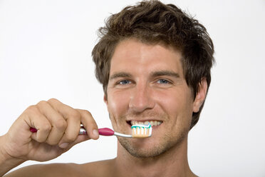 Junger Mann mit Zahnbürste, Porträt - WESTF01573