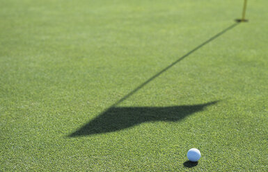 Golf ball on golf course, close-up - UKF00064