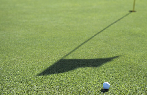 Golfball auf dem Golfplatz, Nahaufnahme - UKF00064