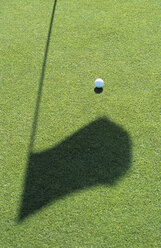 Golfball auf dem Golfplatz, Nahaufnahme - UKF00063