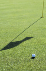 Golfball auf dem Golfplatz, Nahaufnahme - UKF00062