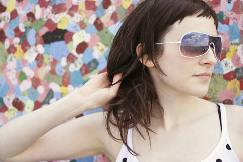 Junge Frau mit Sonnenbrille, Porträt, lizenzfreies Stockfoto