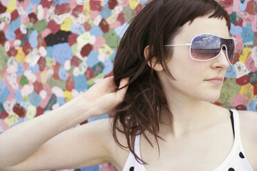Junge Frau mit Sonnenbrille, Porträt - MFF00249